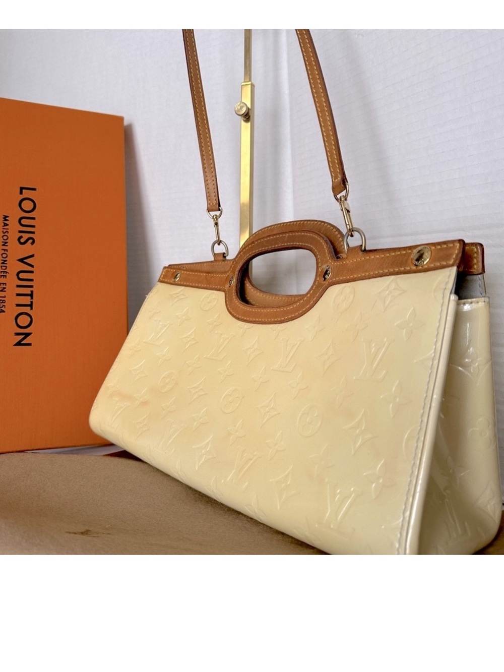 Authentic Louis Vuitton Vernis Roxbury Ivory Hand Bag.